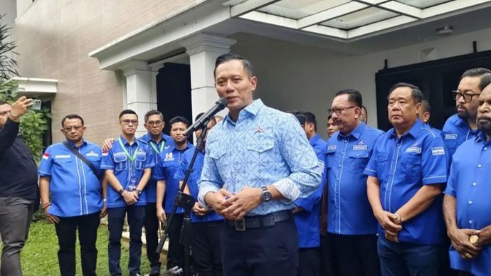 Ketua Umum Partai Demokrat Agus Harimurti Yudhoyono (AHY) berbicara dengan awak media usai menggelar silaturahmi dengan 38 Ketua DPD Partai Demokrat di kediamannya di kawasan Kebayoran Baru, Jakarta Selatan, Minggu (23/2/2025). 