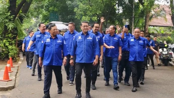 Ketua DPP Partai Demokrat Herman Khaeron (depan kiri) memimpin kedatangan para ketua DPD Partai Demokrat di kediaman Ketua Umum Partai Demokrat Agus Harimurti Yudhoyono (AHY) di kawasan Kebayoran Baru, Jakarta Selatan, Minggu (23/2/2025)