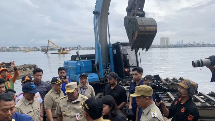 Wakil Gubernur DKI Jakarta Rano Karno meninjau kesiapan alat untuk mengeruk sedimen di Taman Waduk Pluit Jakarta Utara pada Minggu(23/2/2025)