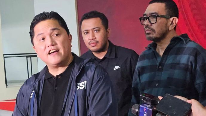 Ketua Umum PSSI Erik Thohir menjawab pertanyaan pewarta di GBK Arena, Jakarta, Sabtu (22/2/2025).