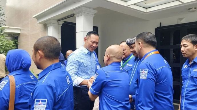 Ketua Umum Partai Demokrat Agus Harimurti Yudhoyono (AHY) menyalami salah satu Ketua DPD Partai Demokrat usai silaturahmi di kediamannya di kawasan Kebayoran Baru, Jakarta Selatan, Minggu (23/2/2025).