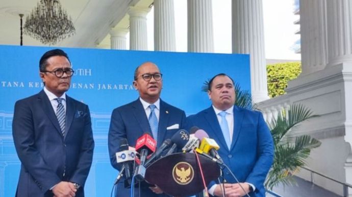 Group CEO Danantara yang juga Menteri Investasi dan Hilirisasi Rosan Roeslani didampingi CIO Danantara Pandu Sjahrir dan COO Danantara Dony Oskaria memberikan keterangan di Istana Kepresidenan Jakarta, Senin (24/2/2025).