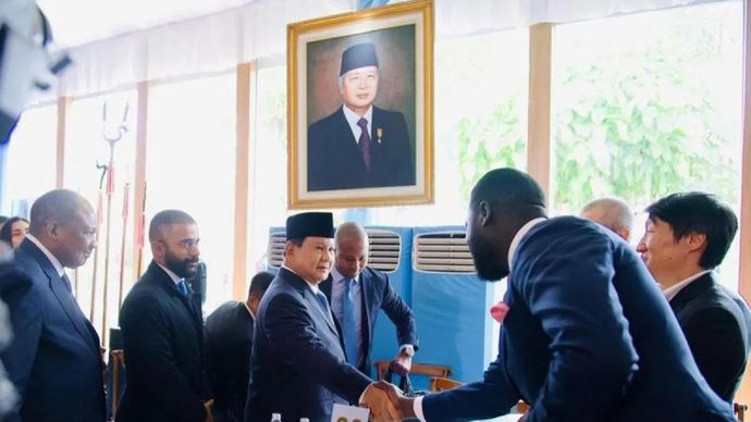 Presiden Prabowo Subianto (tengah) bersalaman dengan sejumlah tamu negara sahabat pada acara peluncuran badan pengelola investasi Daya Anagata Nusantara (Danantara) Istana Merdeka, Jakarta Pusat, Senin (24/2/2025