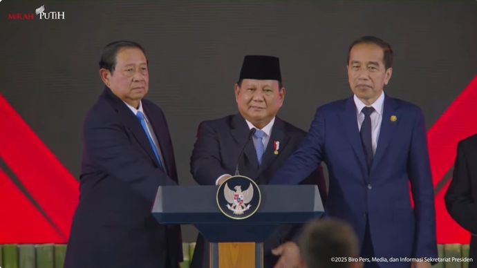 Presiden RI Prabowo Subianto bersama Presiden Ke-7 RI Joko Widodo (kanan) dan Presiden Ke-6 RI Susilo Bambang Yudhoyono (kiri) menekan tombol bersama seraya meluncurkan secara resmi Badan Pengelolaan Investasi Daya Anagata Nusantara (BPI Danantara) d