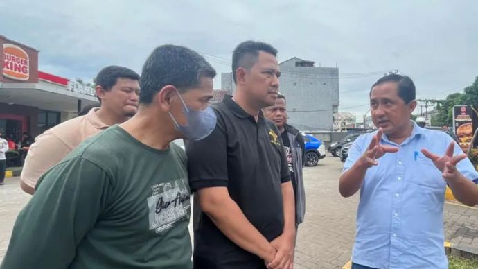 Wakil Wali Kota Depok, Chandra Rahmansyah bersama dinas terkait berkoordinasi menangani kemacetan Jalan Raya Sawangan, Sabtu (22/02/25) (Foto: Diskominfo Depok).