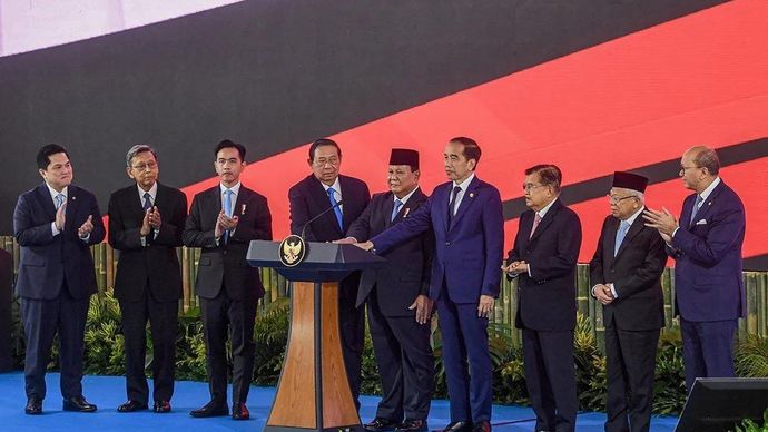 Presiden Prabowo Subianto (kelima kiri) didampingi Wapres Gibran Rakabuming Raka (ketiga kiri) bersama Presiden ketujuh Joko Widodo (keempat kanan), Presiden keenam Susilo Bambang Yudhoyono (keempat kiri), Wapres ke-13 Ma'ruf Amin (kedua kanan), Wapres ke-12 Jusuf Kalla (ketiga kanan), Wapres ke-11 Boediono (kedua kiri), Menteri BUMN Erick Thohir (kiri), serta Menteri Investasi dan Hilirisasi/Kepala Badan Koordinasi Penanaman Modal Rosan Roeslani (kanan) meluncurkan secara simbolis badan pengelola investasi Daya Anagata Nusantara (Danantara) Istana Merdeka, Jakarta Pusat, Senin (24/2/2025).