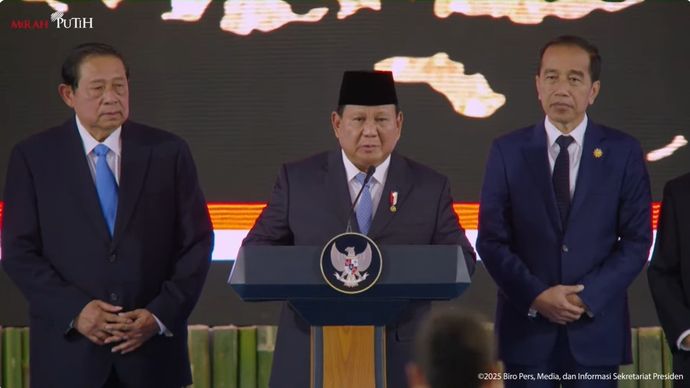 Presiden RI Prabowo Subianto bersama Presiden Ke-7 RI Joko Widodo (kanan) dan Presiden Ke-6 RI Susilo Bambang Yudhoyono (kiri) menekan tombol bersama seraya meluncurkan secara resmi Badan Pengelolaan Investasi Daya Anagata Nusantara (BPI Danantara) d