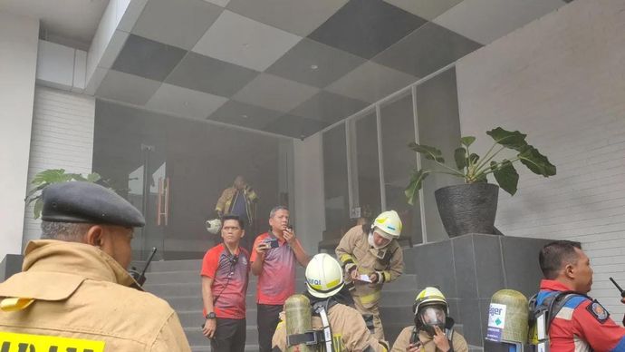 Asap sisa kebakaran masih mengepul dari dalam bangunan Hotel 101 Urban di Jalan Pasar Glodok Selatan RT 01 RW 01 Kelurahan Tamansari, Kecamatan Tamansari, Jakarta Barat pada Selasa (25/2/2025) pagi