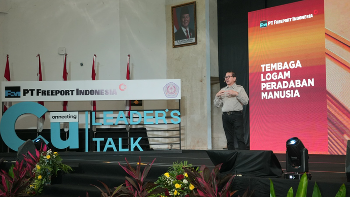 Presiden Direktur PT Freeport Indonesia (PTFI) Tony Wenas pada saat Connecting U Leader&rsquo;s Talk di Universitas Sam Ratulangi (UNSRAT), Manado, Senin (24/2). PTFI memperkenalkan kampanye Connecting U, atau disingkat Cu yang merupakan lambang unsur kimia tembaga. Connecting U merupakan wadah kreativitas dan teknologi untuk menunjukkan tembaga sebagai penghubung manusia menuju masa depan yang lebih baik. 