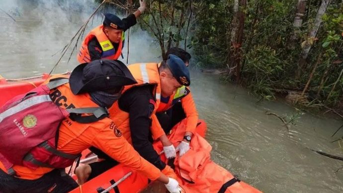 TIM SAR Pekanbaru saat menyelematkan korban hanyut di Sungai Segati, Lamgam, Kabupaten Pelalawan, Senin (24/2/2025