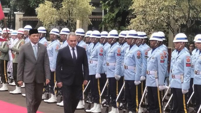 Menteri Pertahanan RI Sjafrie Sjamsoeddin dan Sekretaris Dewan Keamanan Federasi Rusia Sergie Shoigu saat memeriksa pasukan dalam upacara penyambutan di Kemhan, Jakarta Pusat, Selasa (25/2/2025)