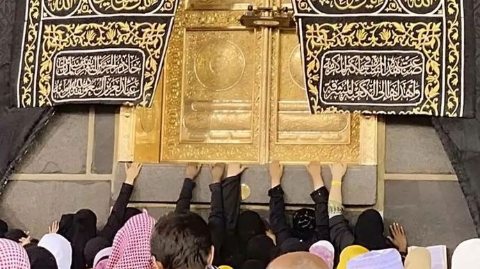 Arsip foto - Sejumlah jemaah berusahakan mendekat dan menyentuh pintu Kakbah saat melakukan tawaf sunnah, berjalan mengelilingi Kakbah di Masjidil Haram, Makkah, Arab Saudi, Kamis subuh (11/7/2019). 