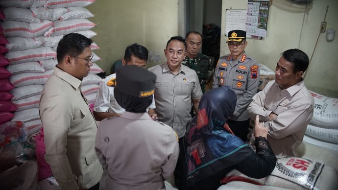 Menteri Pertanian (Mentan) Andi Amran Sulaiman bersama Wakil Menteri Pertanian (Wamentan) Sudaryono melakukan inspeksi mendadak (sidak) di salah satu toko beras di Kecamatan Muntilan, Kabupaten Magelang, Jawa Tengah.