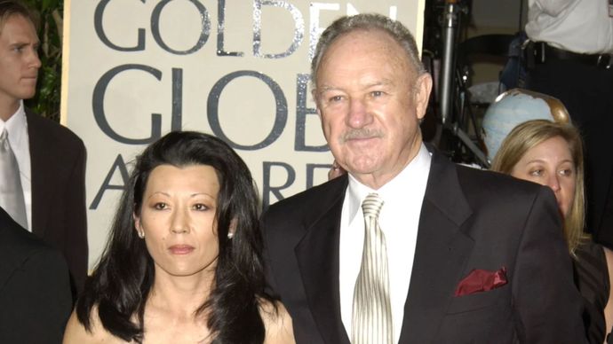 Gene Hackman dan istrinya, Betsy Arakawa, tiba di 60th Annual Golden Globe Awards di Beverly Hills, California, pada tahun 2003.