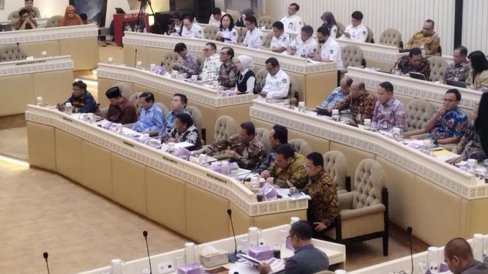 KPU menggelar rapat dengan Komisi II DPR RI di Kompleks Parlemen, Jakarta, Kamis (27/2/2025).