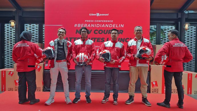 Chief Operating Officer Lion Parcel Mohammad Fadli (ketiga kiri), Content Creater Otomotif Den Dimas (ketiga kanan), Chief Operation Officer Torch Ivan Kurniawan (kedua kiri), Brand Manager JPX Salomon Manalu (kedua kanan) bersama perwakilan kurir dalam acara Peluncuran Atribut Baru Kurir Lion Parcel di Jakarta, (27/2).