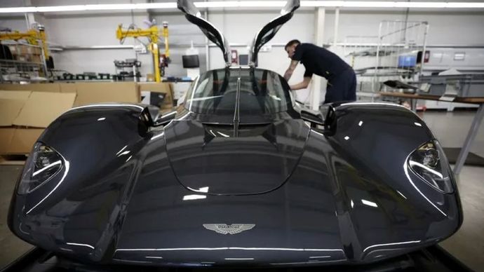 Seorang karyawan bekerja di bagian dalam mobil Aston Martin Valkyrie di pabrik perusahaan di Gaydon, Inggris. (Foto: Reuters)