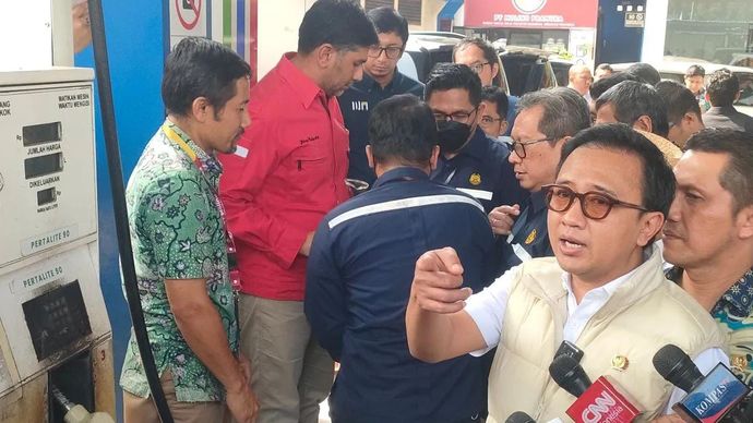 Wakil Ketua Komisi XII DPR RI Bambang Hariyadi saat mengecek SPBU di Jakarta, Kamis (27/2/2025). (