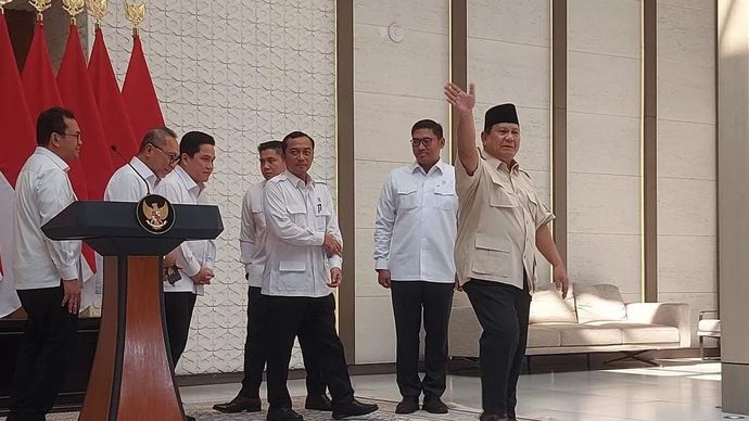 Presiden Prabowo Subianto saat melambaikan tangan kepada awak media usai menggelar konferensi pers di Lanud Halim Perdanakusuma, Jakarta, Jumat (28/2/2025). 