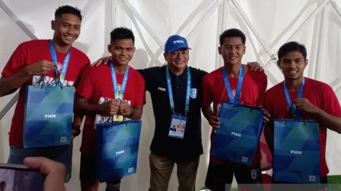 Direktur Utama PNM Arief Mulyadi (tengah) berfoto bersama pesepak bola Sumut United FC yang juga anak-anak dari nasabah PNM Mekaar usai pertandingan final PNM Liga Nusantara 2024/2025 di Stadion Indomilk Arena