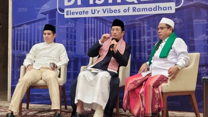 Menteri Agama (Menag) RI Nasaruddin Umar (tengah) dalam konferensi pers di Masjid Istiqlal