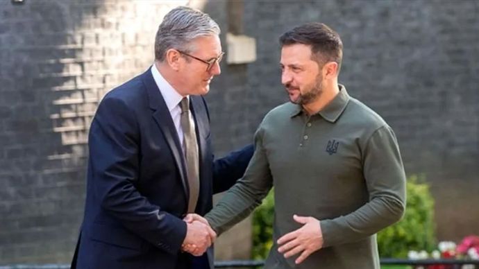 Perdana Menteri Inggris Keir Starmer (kiri) bersama Presiden Ukraina Volodymyr Zelenskyy.