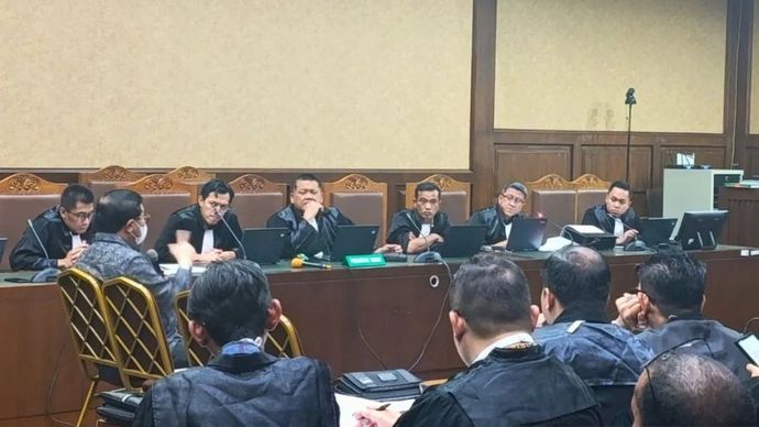 Terdakwa Erintuah Damanik selaku hakim nonaktif Pengadilan Negeri (PN) Surabaya saat bersaksi dalam kasus suap dan gratifikasi yang menjerat mantan pejabat MA Zarof Ricar di Pengadilan Tipikor Jakarta, Senin (3/3/2025).