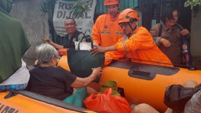 Petugas Badan Penanggulangan Bencana Daerah (BPBD) DKI Jakarta mengevakuasi korban banjir di Jakarta Barat, Rabu (29/1/2025). ANTARA/Dokumentasi Pribadi