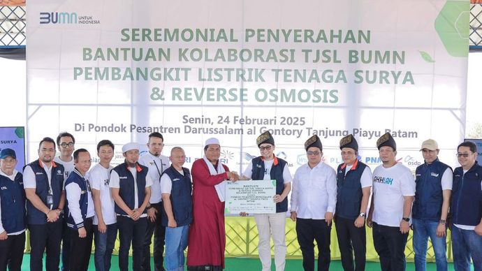 Pegadaian menghadirkan Pembangkit Listrik Tenaga Surya (PLTS) dan sistem Reverse Osmosis (RO) air laut di Pondok Pesantren Darussalam Al-Gontory, Batam, pada Senin (24/02).