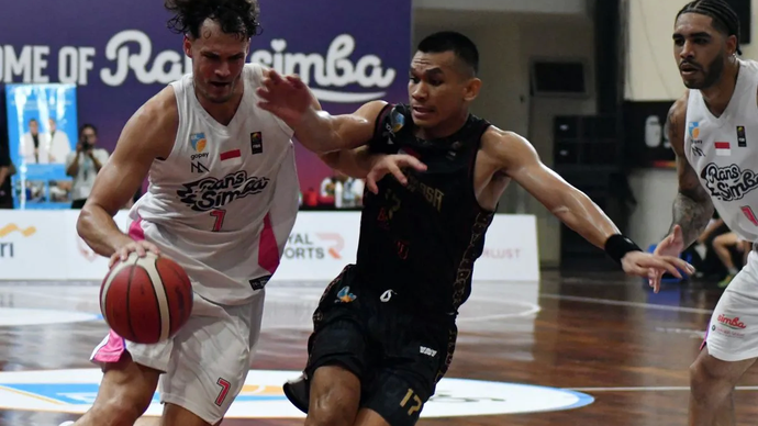 Pebasket Rans Simba Bogor Devon Doekele Van Oostrum (kiri) berusaha melewati pebasket Bima Perkasa Jogja Jan Misael Panagan (kanan) saat lanjutan pertandingan Indonesian Basketball League (IBL) 2025 di Gymnasium Sekolah Vokasi IPB, Kota Bogor, Jawa Barat, Minggu (16/2/2025). 