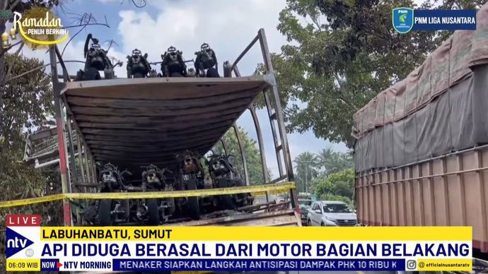 Truk pengangkut puluhan sepeda motor terbakar saat melintas di Jalan Lintas Sumatera, di Kota Cikampak, Torgamba, Labuhanbatu Selatan, Sumatera Utara.