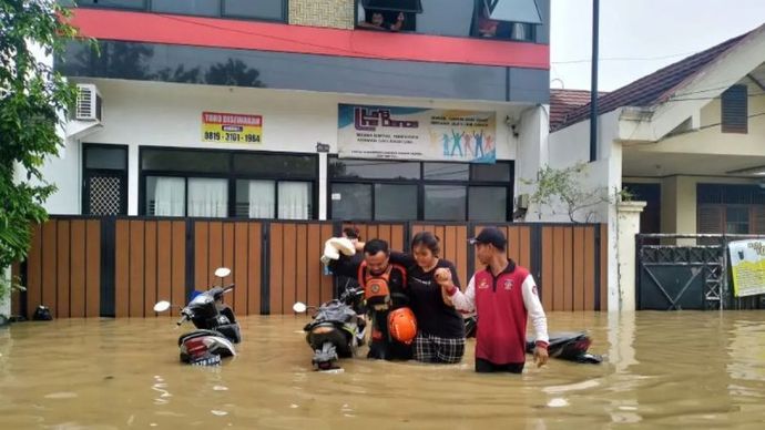 Kementerian Sosial (Kemensos) menyalurkan berbagai bantuan dari Gudang Induk Bekasi Kemensos untuk memenuhi kebutuhan dasar warga yang terdampak banjir di kawasan Jakarta, Kabupaten Bogor dan Kota Bekasi pada Selasa (4/3/2025).