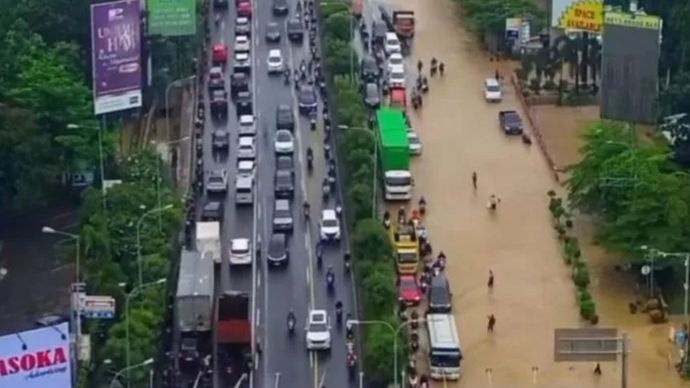 Keadaan ruas jalan utama Kota Bekasi, Jawa Barat, yakni Jalan Jenderal Ahmad Yani pada hari ini.