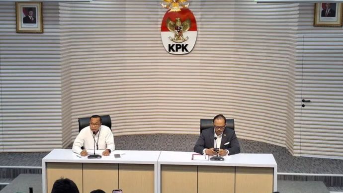 Kasatgas Penyidik Komisi Pemberantasan Korupsi (KPK) Budi Sokmo (kiri) dan Juru Bicara KPK Tessa Mahardhika Sugiarto berikan keterangan