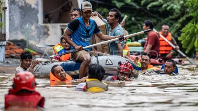 Petugas gulkarmat bersama relawan mengevakuasi warga yang terdampak banjir di Kelurahan Rawajati, Pancoran, Jakarta Selatan, Selasa, 4 Maret 2025