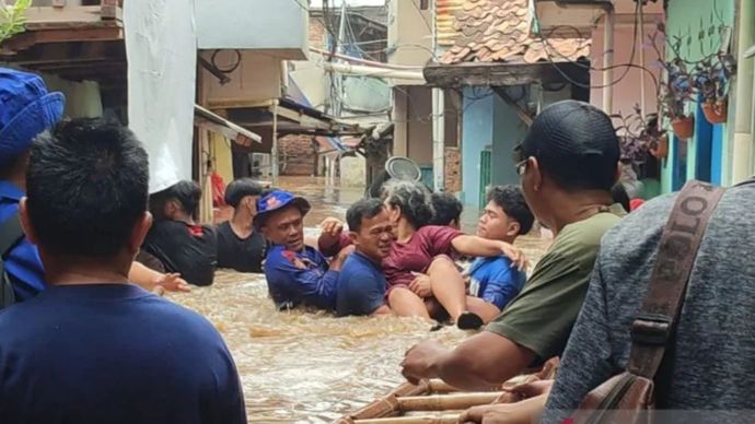 Potret - Petugas  sedang mengevakuasi warga terdampak banjir di Jalan Kebon Pala II, Kampung Melayu, Jatinegara, Jakarta Timur.