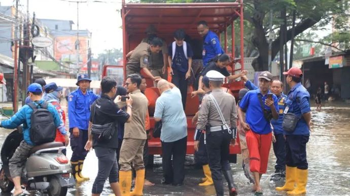 Petugas gabung melakukan evakuasi warga terdampak banjir di wilayah CIledug Indah Kota Tangerang, Selasa 4 Maret 2025.