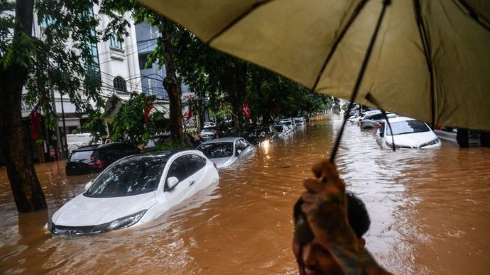 Ilustrasi. Sejumlah mobil terendam banjir di Jalan Kemang Raya, Jakarta Selatan. (Foto: ANTARA FOTO/Sigid Kurniawan/foc)