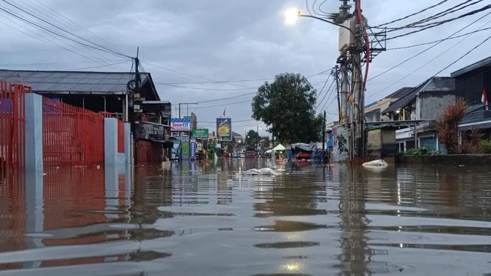 Sejumlah permukiman warga di Kota Tangerang Selatan terendam banjir. 