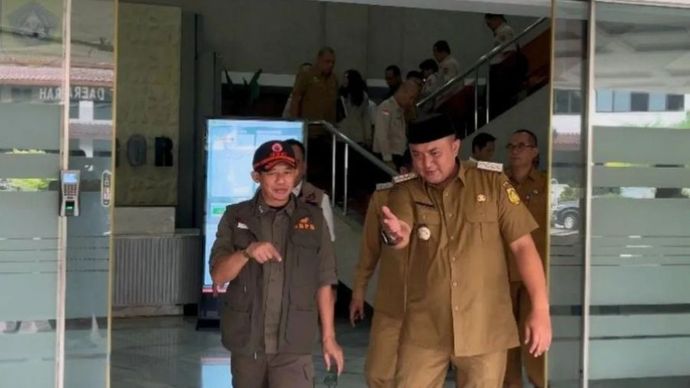 Bupati Bogor Rudy Susmanto bersama Kepala BNPB RI Letjen TNI Suharyanto di Kantor Bupati, Cibinong, Kabupaten Bogor, Jawa Barat, Senin (3/3/2025).