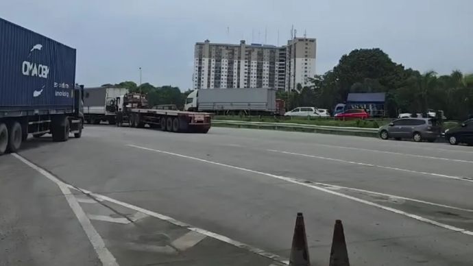 Tangkapan layar - Kemacetan di pintu keluar Tol Bekasi Barat