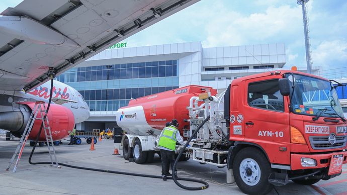 Pertamina sedang memasok bahan bakar Aviation Jet A-1 ke pesawat