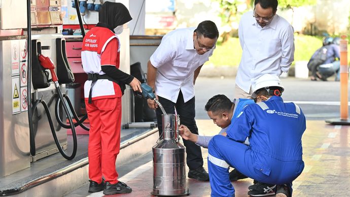 Direktur Utama PT Pertamina (Persero) Simon Aloysius Mantiri melakukan inspeksi mendadak (sidak) secara langsung ke sejumlah Stasiun Pengisian Bahan Bakar (SPBU) di Jakarta.