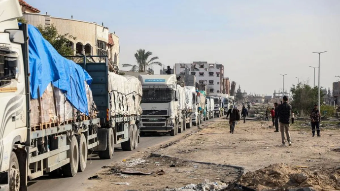 Arsip - Truk-truk pengangkut bantuan kemanusiaan terlihat di kota Rafah, Jalur Gaza selatan, pada 19 Januari 2025. 