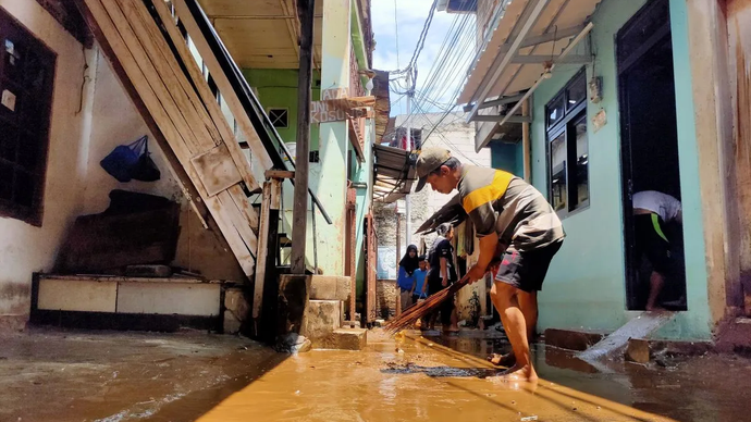 Warga di RT 16 RW 05 Kedoya Selatan mulai membersihkan sisa-sisa banjir pada Rabu (5/3/2025) siang. 