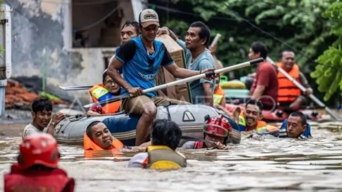 Petugas Gulkarmat bersama relawan mengevakuasi warga terdampak banjir di Kelurahan Rawajati, Pancoran, Jakarta Selatan, Selasa (4/3/2025).