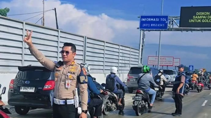 Tangkapan layar - Kainduk PJR Cikampek Korlantas Polri AKP Sandy Titah Nugraha memberikan izin bagi pengendara motor dari arah Bekasi, Jawa Barat, untuk melewati tol menuju arah Jakarta pada Rabu (5/2/2025)