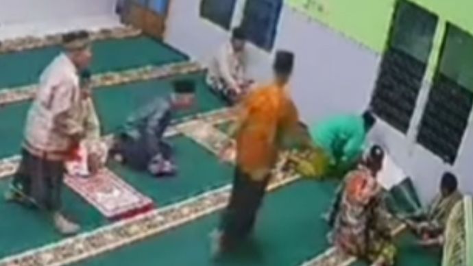 seorang bapak meninggal di masjid