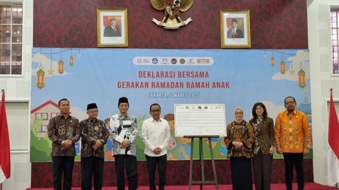 (Dari kiri ke kanan) Menteri Kependudukan dan Pembangunan Keluarga Wihaji, Menteri Pendidikan Dasar dan Menengah Abdul Mu'ti, Menteri Agama Nasaruddin Umar, Menteri Koordinator Bidang Pembangunan Manusia dan Kebudayaan Praktikno, Menteri Pemberdayaan Perempuan dan Perlindungan Anak Arifah Fauzi, Menteri Komunikasi dan Digital Meutya Hafid, dan Wakil Kepala Staf Kepresidenan Muhammad Qodari dalam acara Deklarasi Bersama Gerakan Ramadhan Ramah Anak, di Jakarta, Rabu (5/3/2025)