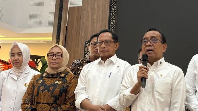 Menko PMK Pratikno (kanan), Mendargi Tito Karnavian (kedua kanan), Menteri PPPA Arifah Choiri Fauzi (kedua kiri) dan Kepala BMKG Dwikorita Karnawati dalam konferensi pers usai rapat tingkat menteri terkait persiapan hari raya dan libur Idul Fitri di Jakarta, Rabu (5/3/2025).